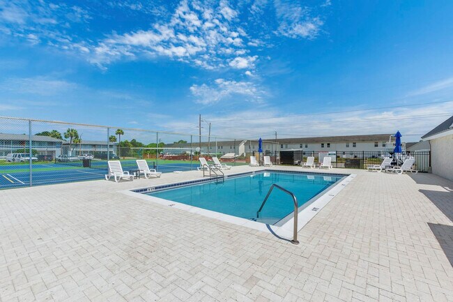 Building Photo - 4000 Gulf Terrace Dr