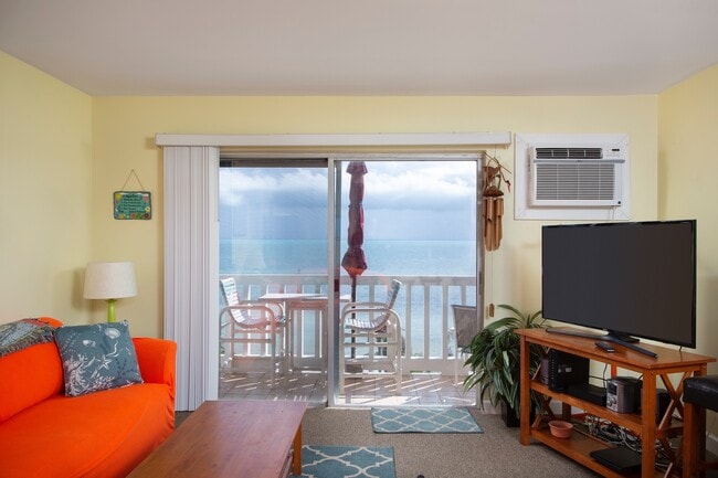 Building Photo - 1 Bedroom 1 Bathroom Furnished Direct Ocean View Condo: Lease dates  April 15 through November 30