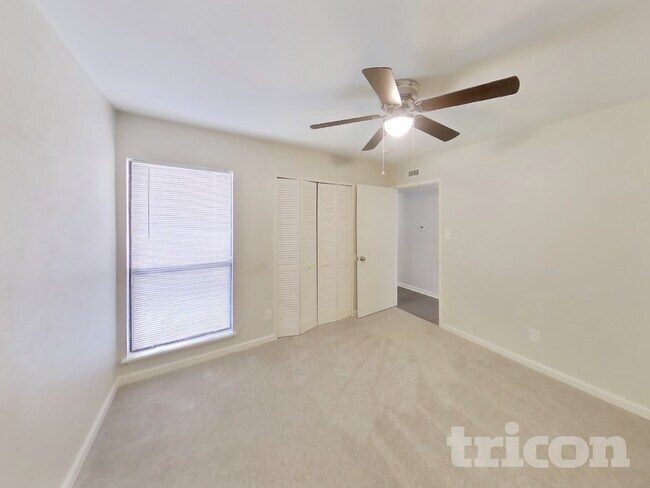 Building Photo - 2106 Newbury Dr