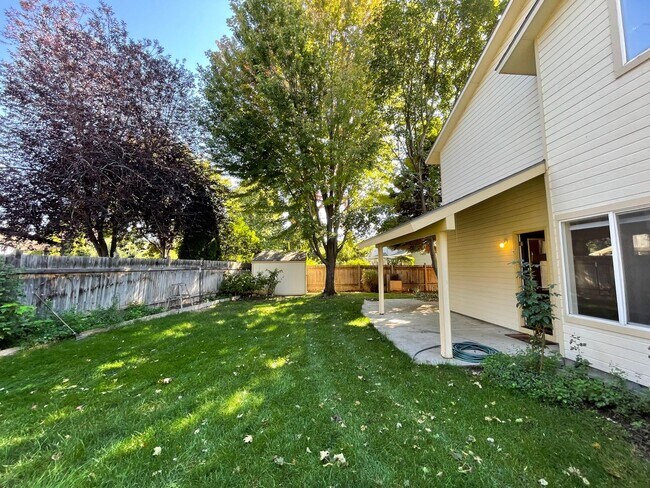 Building Photo - Beautiful 5bd 3ba home on corner lot, Edge...