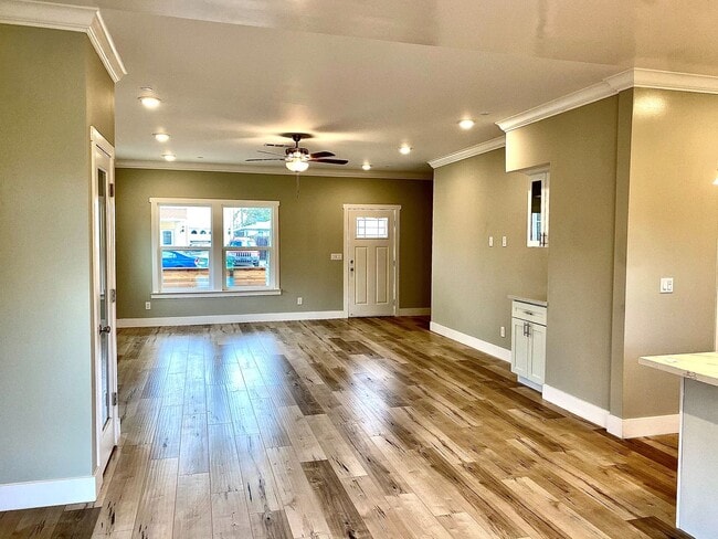 Building Photo - First Month Rent: FREE (with approved lease terms)