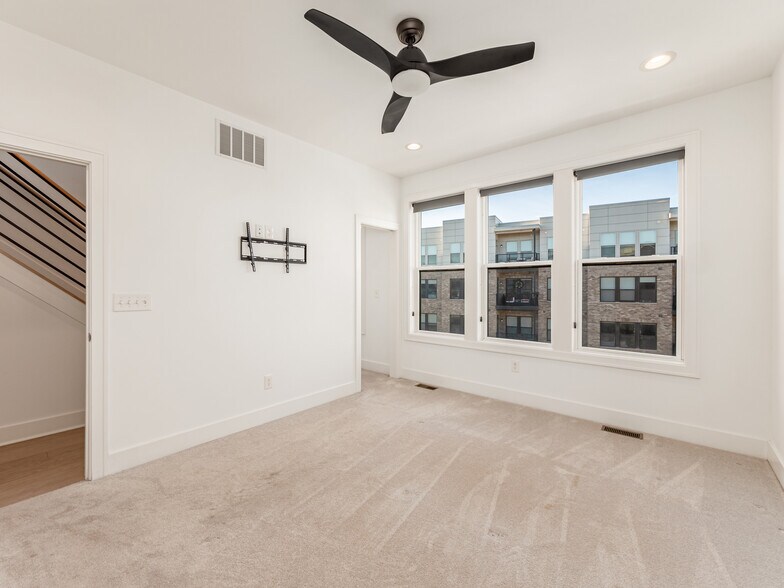 Building Photo - 766 N 6th St