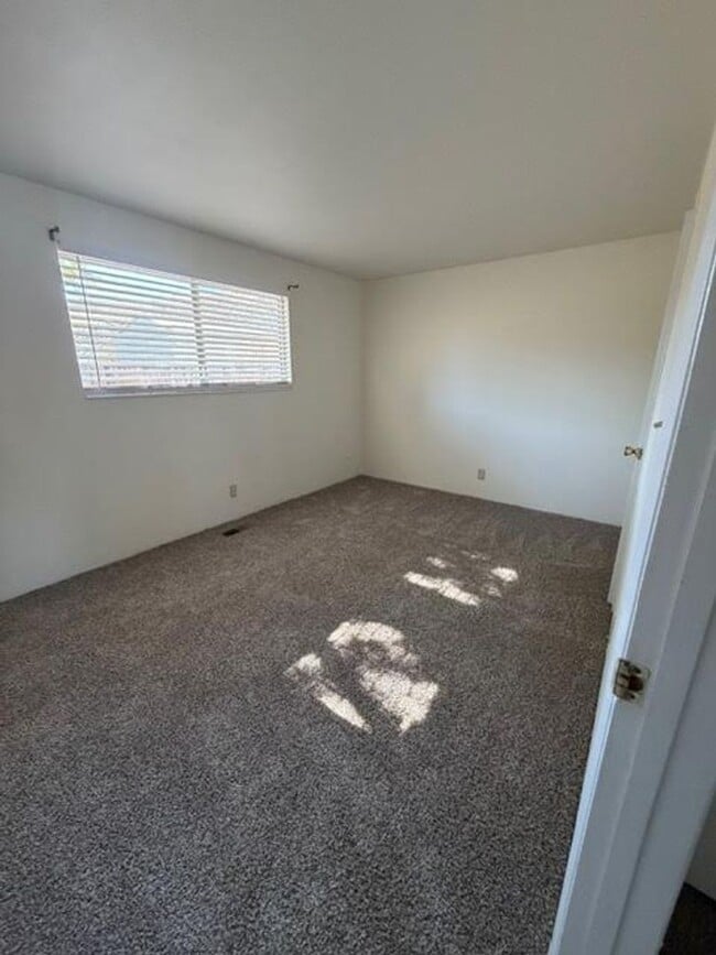 Building Photo - Charming 3 Bedroom Home