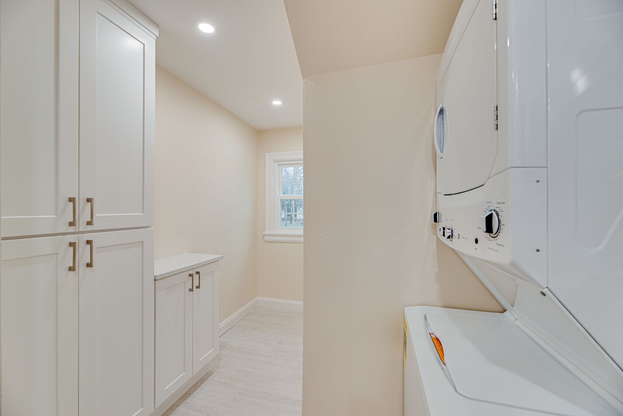 Kitchen - 1109 Graybar Ln