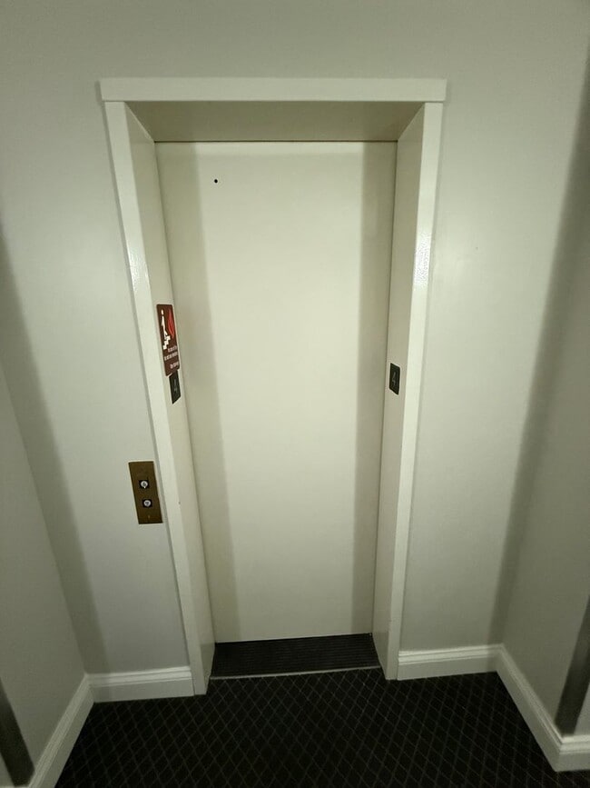 Building Photo - FULLY FURNISHED - Move in ready 1 bed & 1 ...