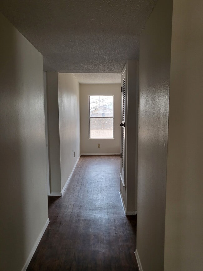 Building Photo - 3453 Hollyglen St