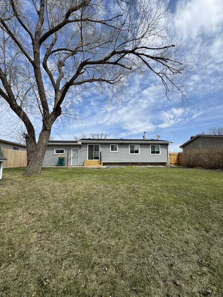 Back view - 825 11th Ave W