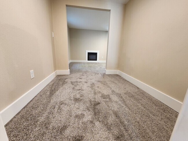 Building Photo - Completely remodeled 5 bed 2 bath home