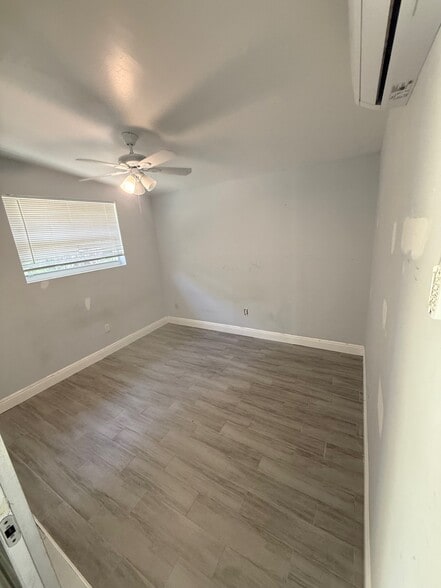 Building Photo - 4401 NE 15th Ter