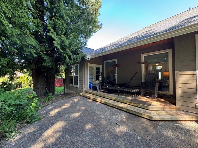Building Photo - 3 Bedroom, 3 Bathroom House - Walking distance to the beach