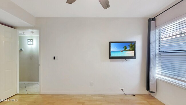 Building Photo - 8817 E Dahlia Dr