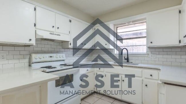 Building Photo - 4 Bedroom Available for Lease & Rent to Own!