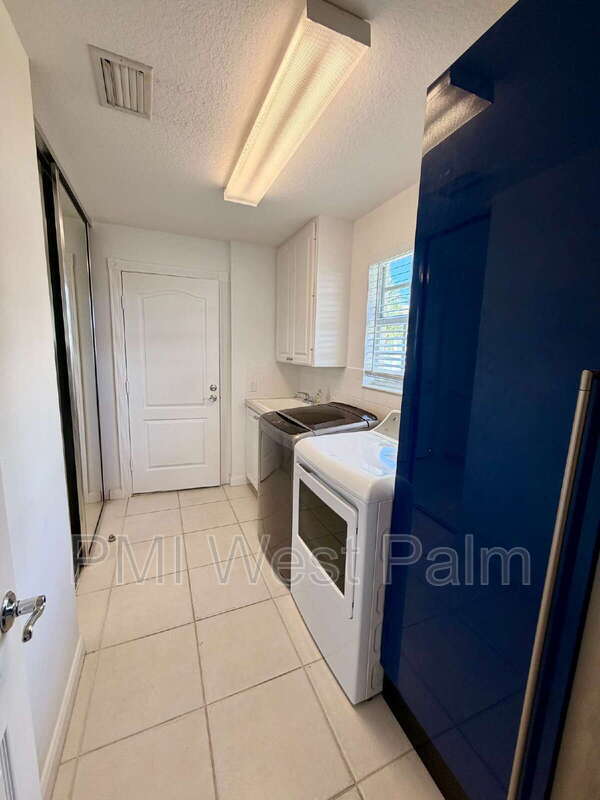 Building Photo - 8270 Eleuthera Ln