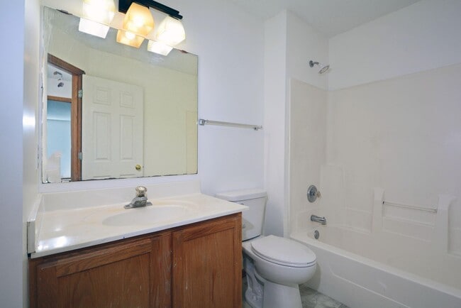 Building Photo - Beautiful 3-Bed 3-Bath Townhouse in Shakopee - Available Now!