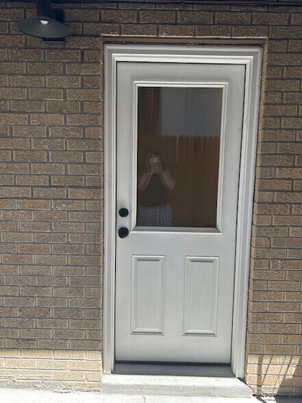 Private entrance - 4571 Beach Ct