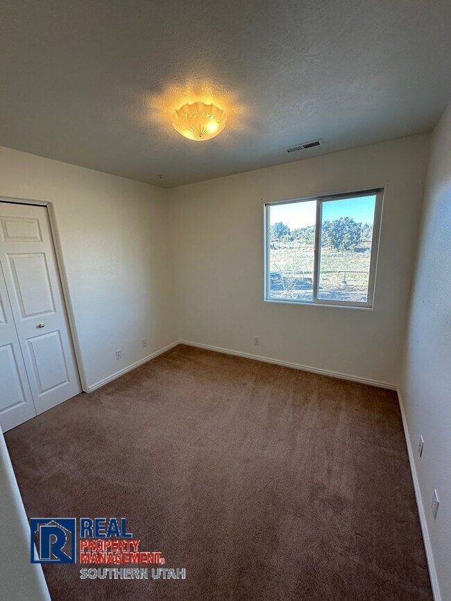 Building Photo - 3 Bedroom Apartment In Veyo