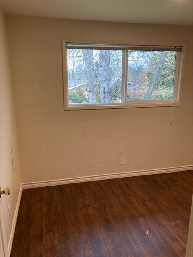 Building Photo - (OCK 5) Beautifully remodeled 2 bedroom/1.5 bath duplex