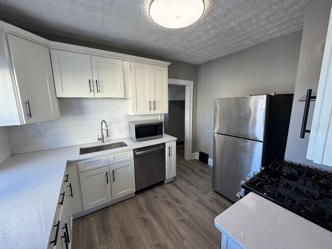 Building Photo - 2121 Wyandotte Ave