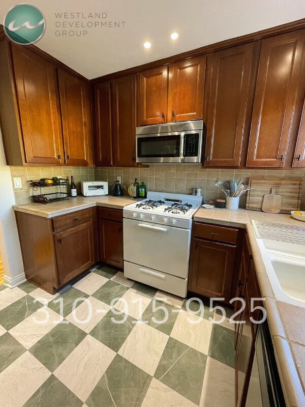 Building Photo - 3178 S Barrington Ave