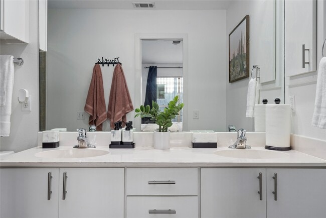 Building Photo - 2914 Commerce St