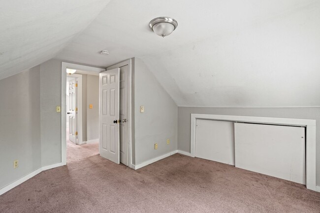 Building Photo - 2118 E Linnwood Ave