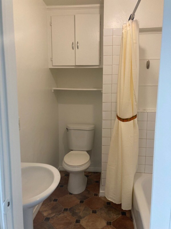 full bath/shower - 4111 W Olive Ave