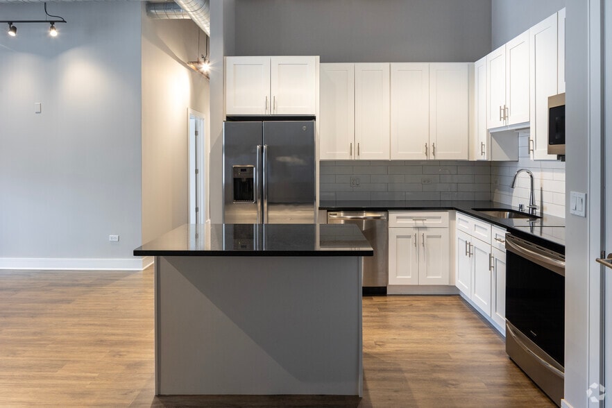 3BR,2BA - 1,405SF Kitchen - 3833 N Broadway St