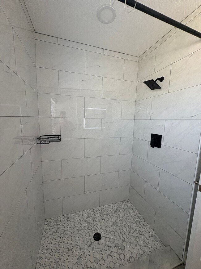 Building Photo - 3/2/2 with Solar!