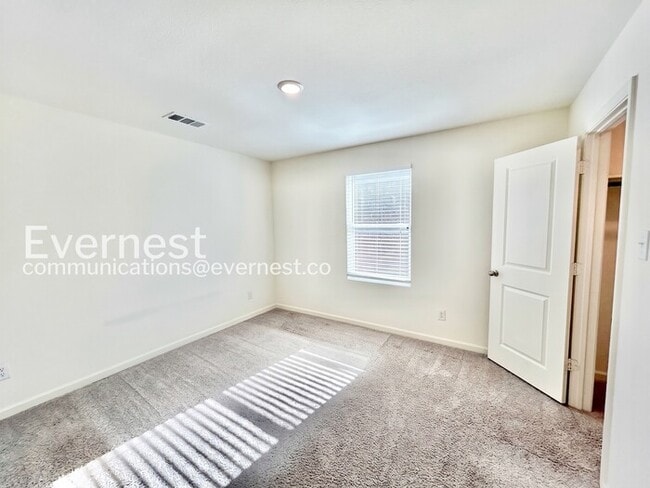 Building Photo - 5 Bed/3 Bath Home with Fenced Yard & Garage / Pet-Friendly / Available Now!