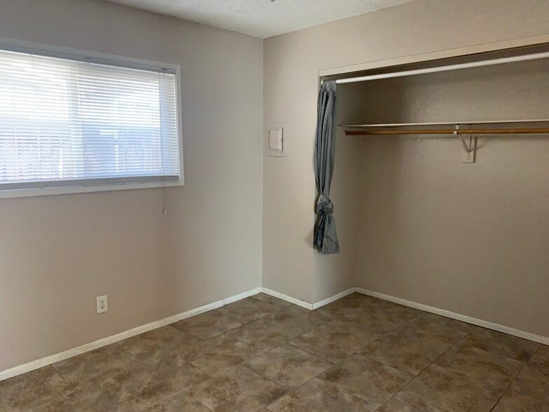 bedroom - 516 W Atkins Ave