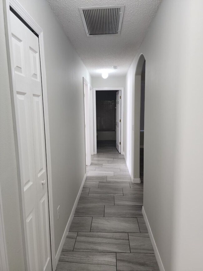 Building Photo - 4/2 Contemporary Style house