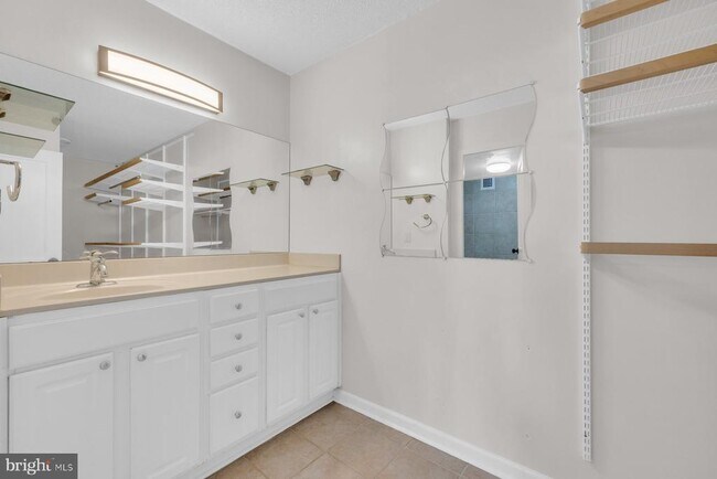 Building Photo - 2500 N Van Dorn St