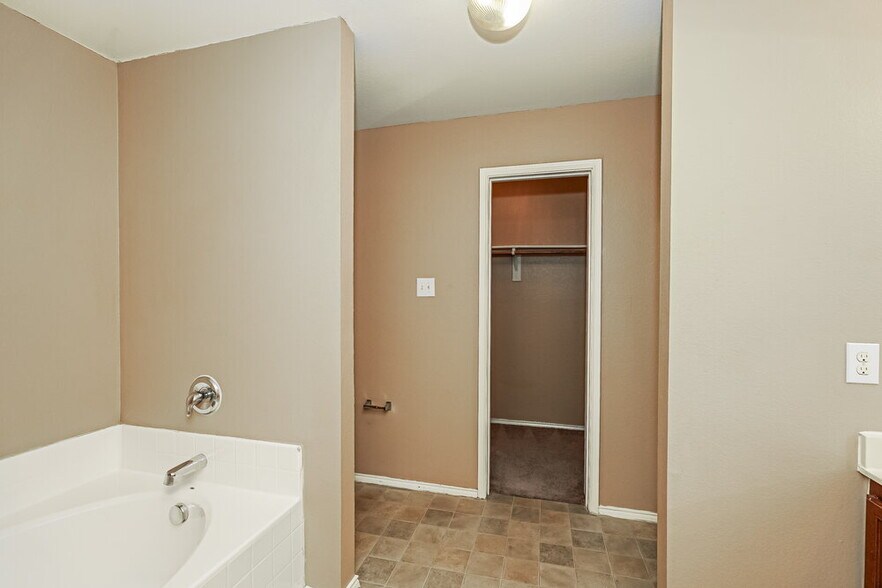 Building Photo - 10001 Chrysalis Dr