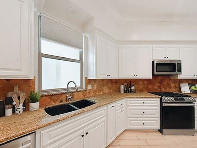 Building Photo - Spacious 6 Bed in Carlsbad with Ocean Views and Roof Top deck, 1 mile to the Beach!!