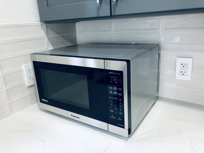 Microwave - 2416 Hill View Ln