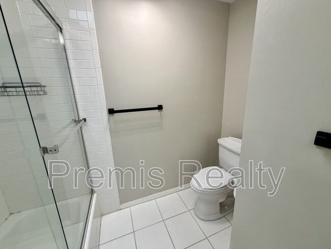 Building Photo - 102 Steeplechase Ln