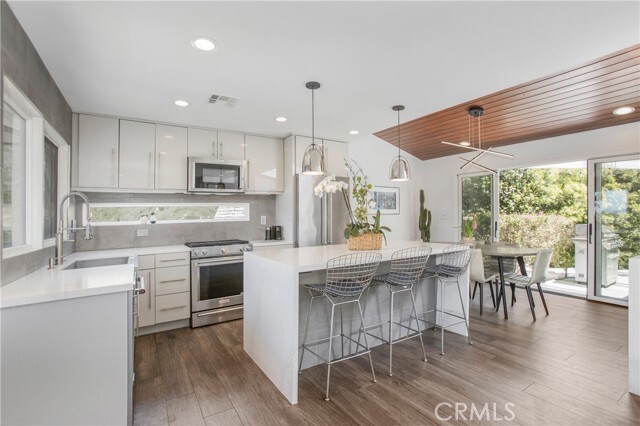 Building Photo - 546 Temple Hills Dr