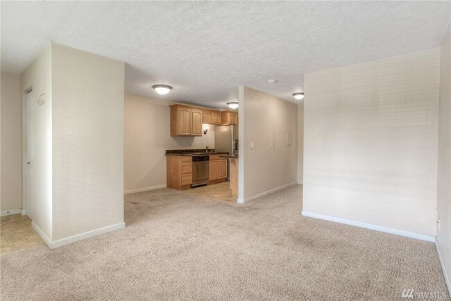 Building Photo - Beautifully remodeled south-facing unit, a...