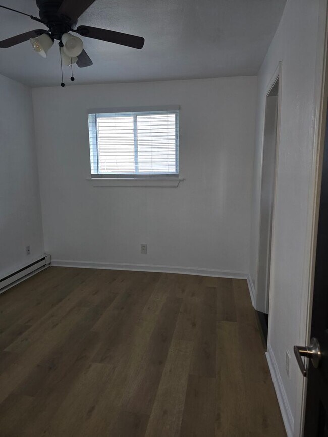Building Photo - 1026 Little Bay Ave
