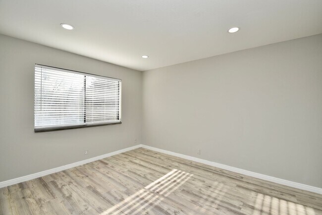 Building Photo - Remodeled 2 Bedroom 2 Bath Unit with Great Amenities! $500 off First Month Rent!