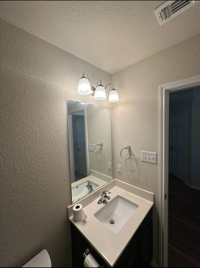 Building Photo - AVAILABLE NOW !