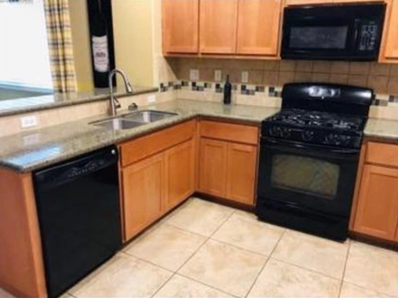 Building Photo - 700 Old Oak Ln