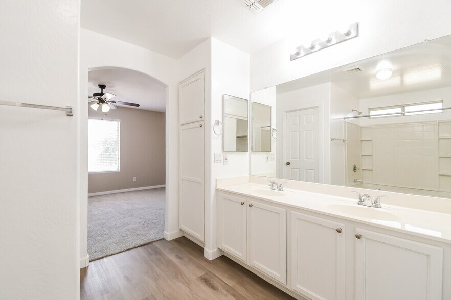 Building Photo - 31543 N Cactus Dr