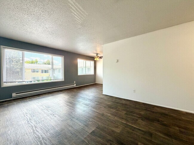 Building Photo - ~Spacious Top Floor Unit~ Great Natural Light~ Updated Appliances~ Pets Welcome!~