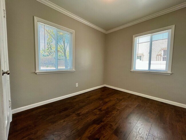 Building Photo - Remodeled 2 Bedroom in Kensington! Washer/...
