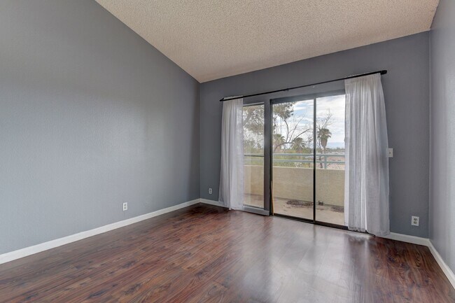 Building Photo - 820 N Sloan Ln