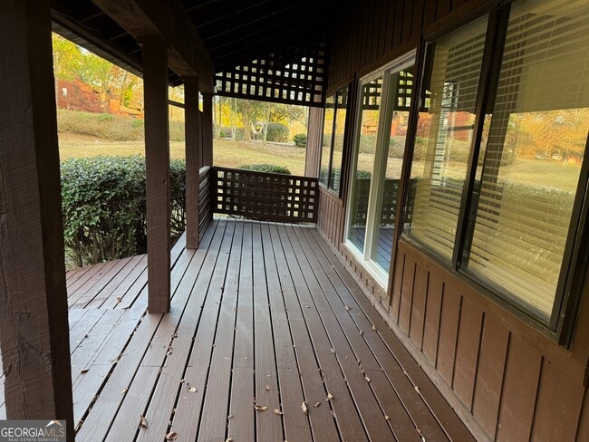 Building Photo - 20 Fairway Ln