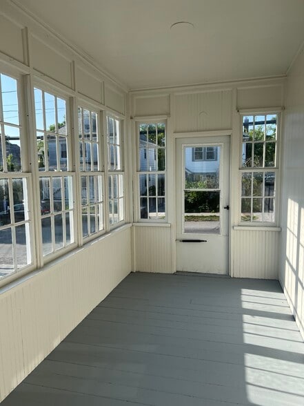 Beautiful front porch - 401 North St