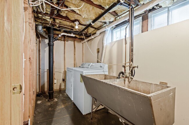 Building Photo - MUST SEE 5BD/2BA House close to U of M! Avail. 9/1/26!