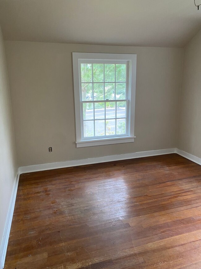 Building Photo - Charming 2 Bedroom 1 Bath on Campus!